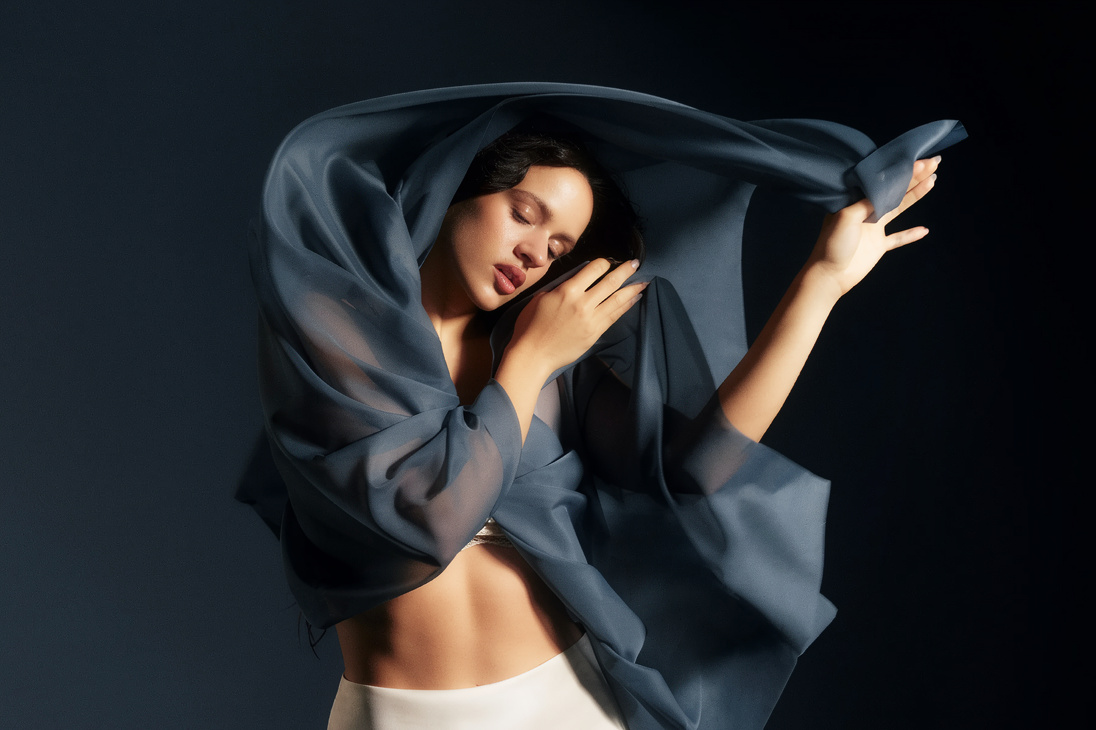 Rosalía estudiando partituras y piano